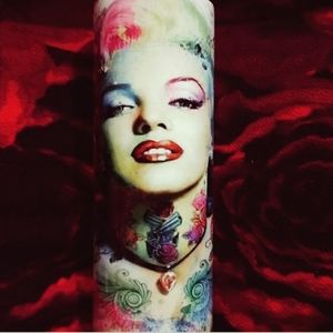 Tumbler Marylin Monroe. Steel tumbler hot or cold drinks. Lid comes with tumbler